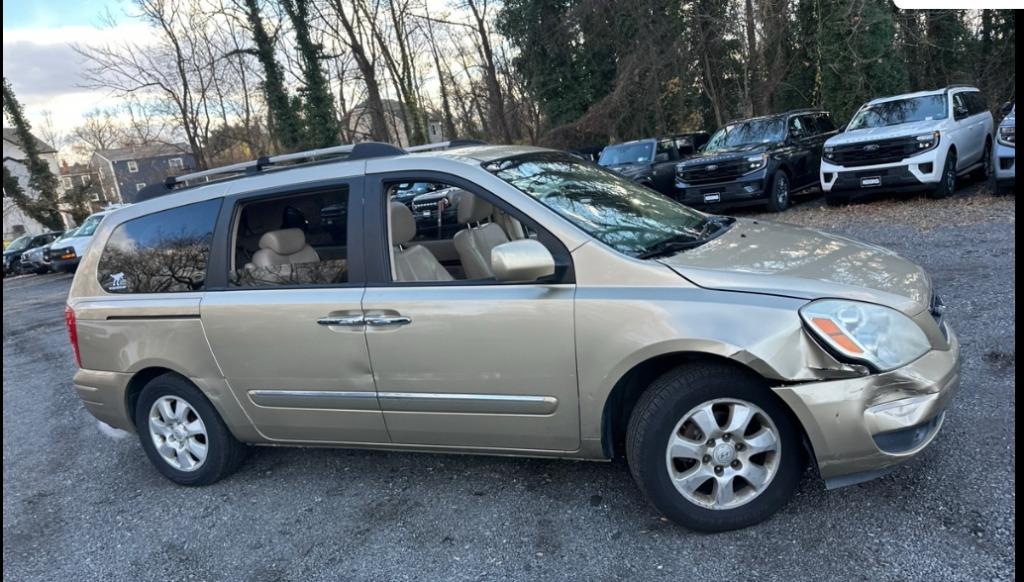 2008 Hyundai Entourage GLS's photo