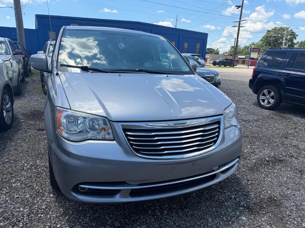2016 Chrysler Town & Country Touring's photo