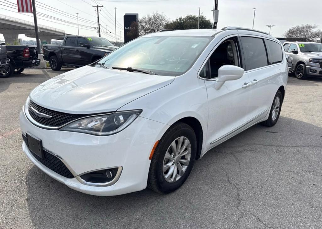 2019 Chrysler Pacifica Touring L's photo