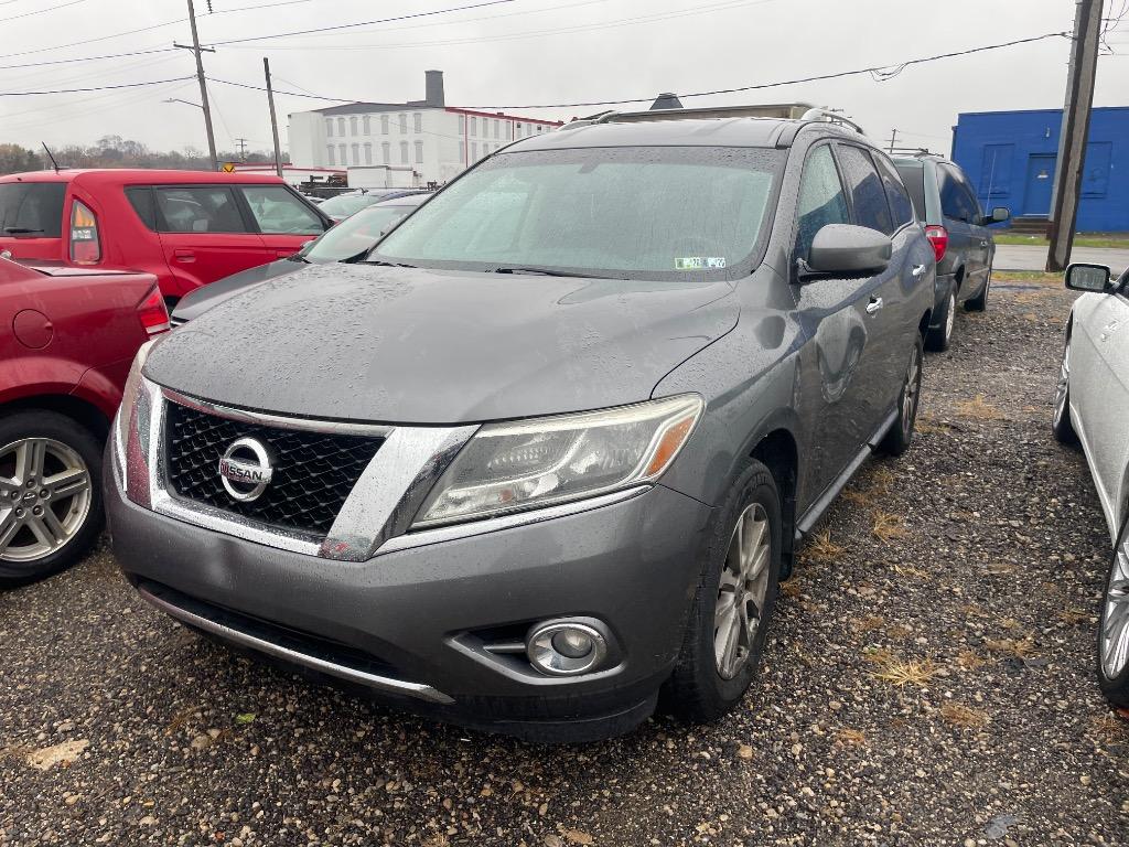 2015 Nissan Pathfinder SV's photo