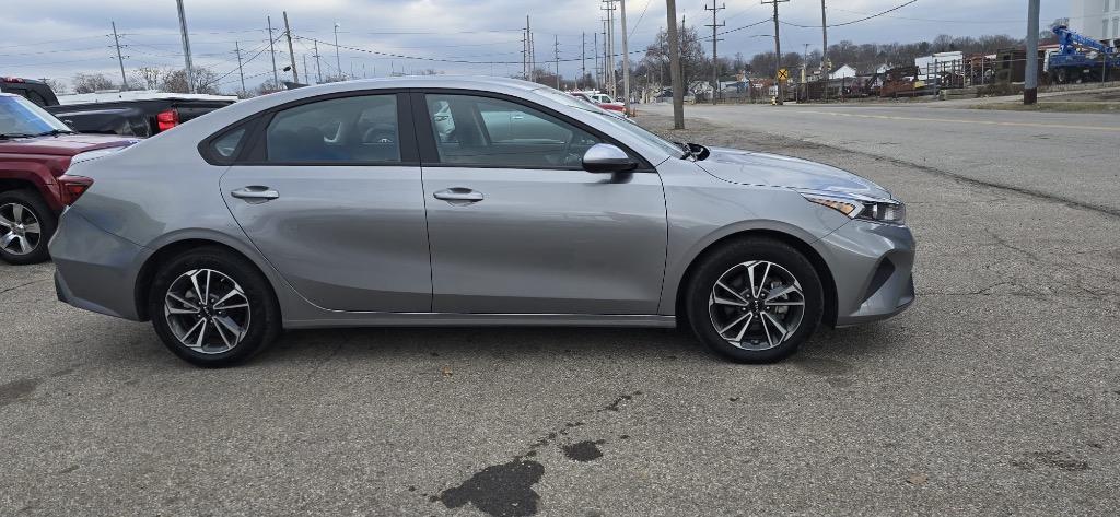 2023 Kia Forte LXS AT's photo